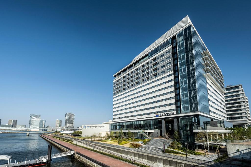 um edifício de escritórios alto ao lado de um rio em La Vista Tokyo Bay em Tóquio