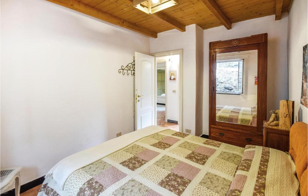 A bed or beds in a room at 3 Bedroom Gorgeous Home In Uscio