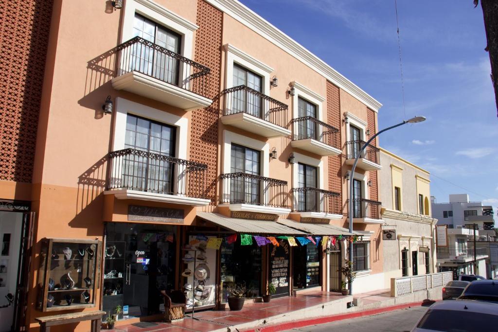 un bâtiment avec balcon et un magasin dans une rue dans l'établissement HOTEL COLLI, à San José del Cabo