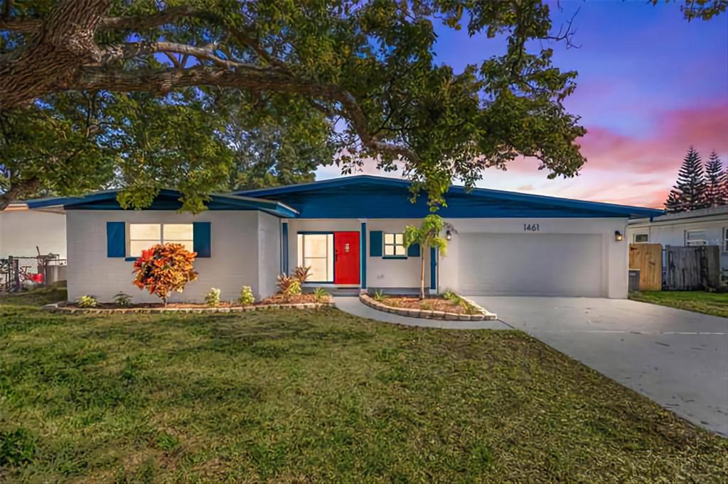 una casa con una casa blu e bianca di Beautiful Clearwater home! a Clearwater