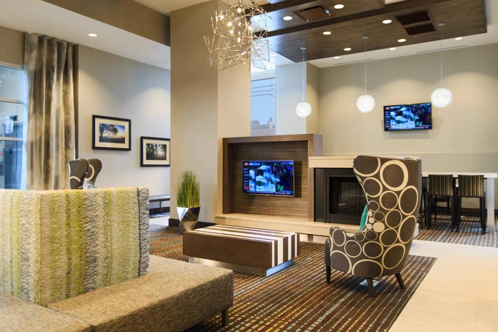 uma sala de estar com lareira e televisão em Residence Inn by Marriott Nashville Vanderbilt/West End em Nashville