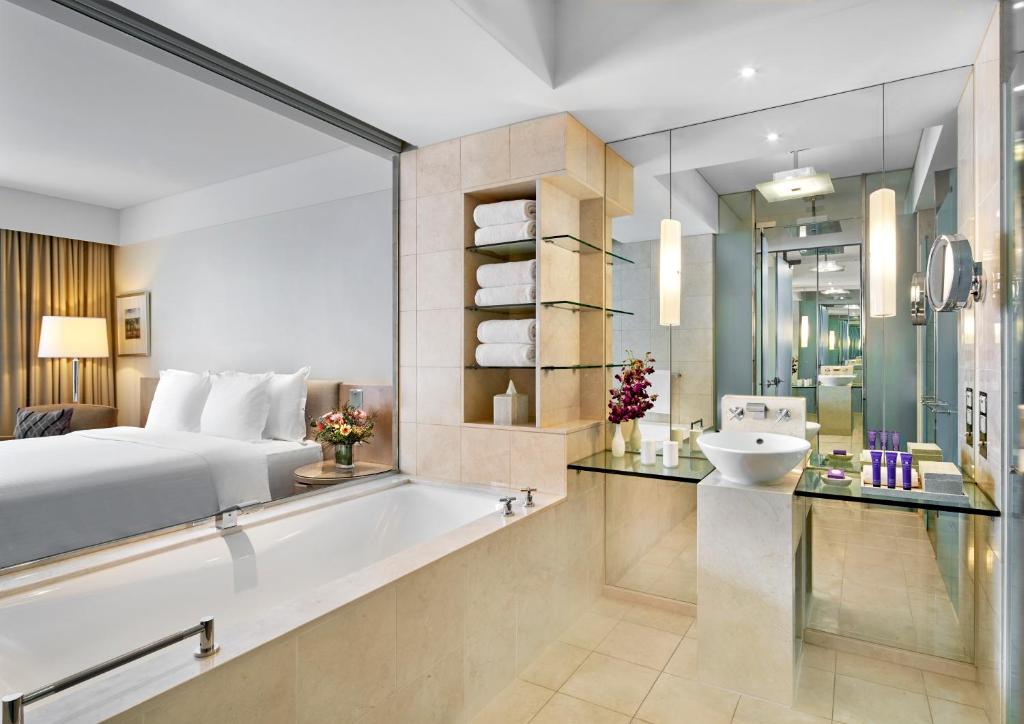 The Fullerton Hotel Sydneyにあるベッド