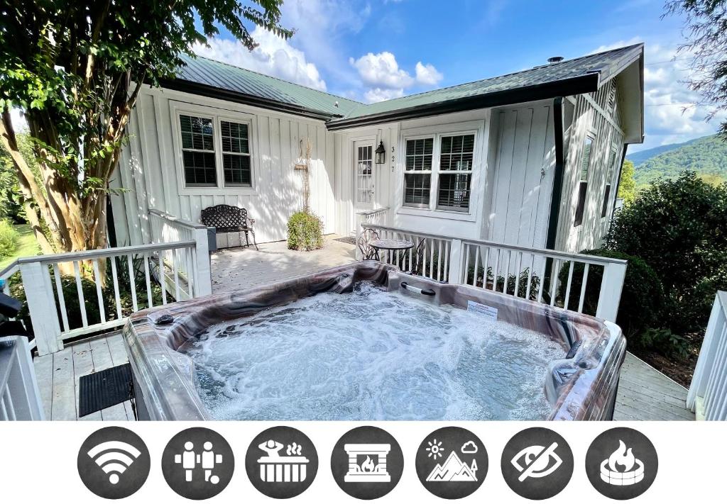una bañera de hidromasaje en el patio trasero de una casa en Peace of Paradise home, en Townsend