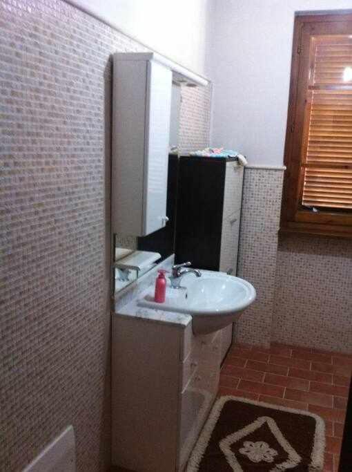 Telewizja i/lub zestaw kina domowego w obiekcie Ospitaci Appartamenti di campagna Le Rancole