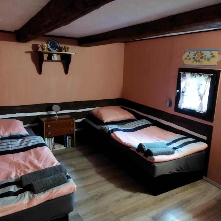 Postel nebo postele na pokoji v ubytování Apartmán Roubenka na Dobřeni