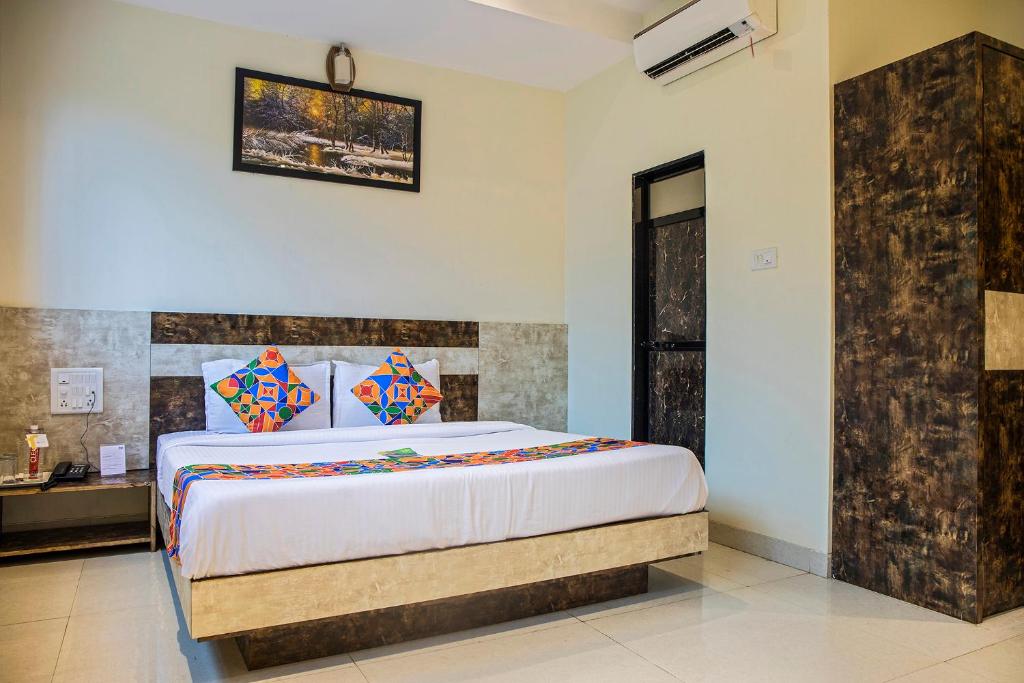 - une chambre avec un grand lit dans l'établissement FabHotel Consulate CST, à Mumbai