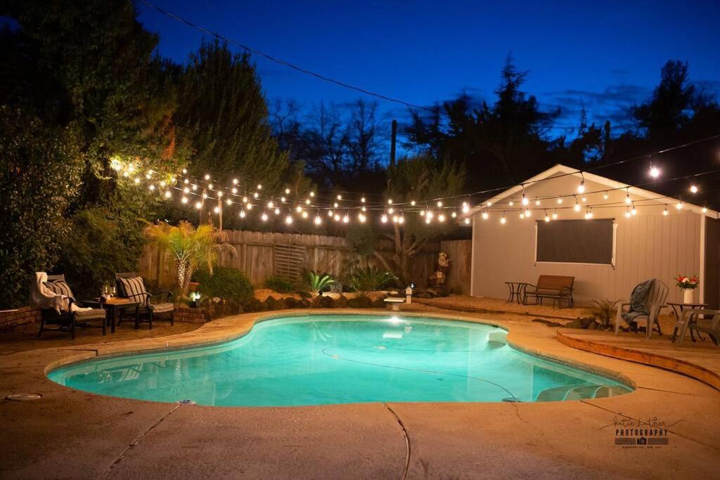 una piscina en un patio por la noche con luces en Paso House - Perfect Family Spot!, en Redding