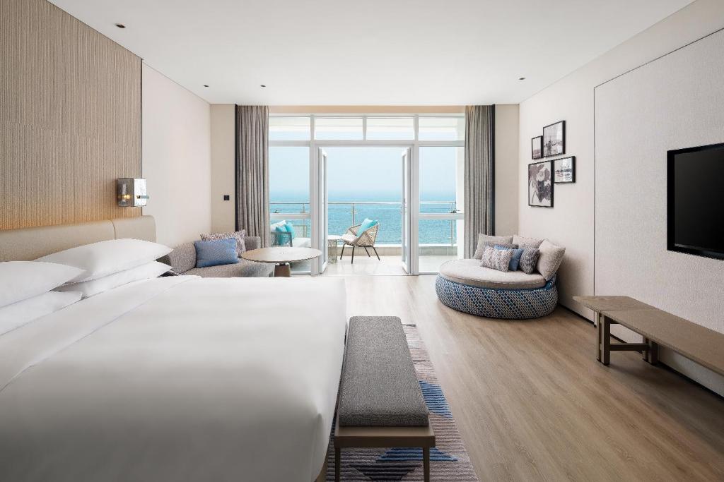 Postel nebo postele na pokoji v ubytování Sheraton Beihai Resort