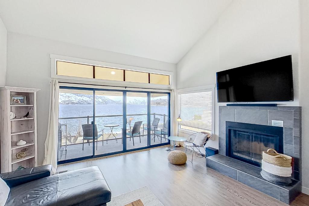 sala de estar con chimenea y TV en Lake Chelan Shores Picture Perfect 11 to 6 en Chelan