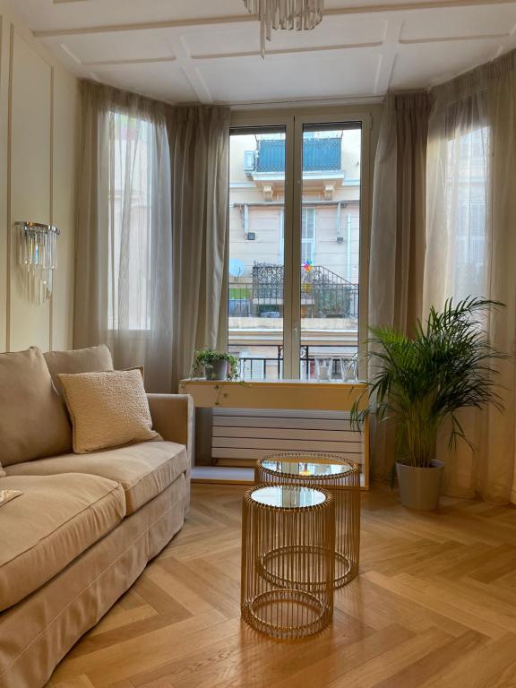 uma sala de estar com um sofá e duas mesas em Royal - Luxury & Elegance in Monaco em Beausoleil