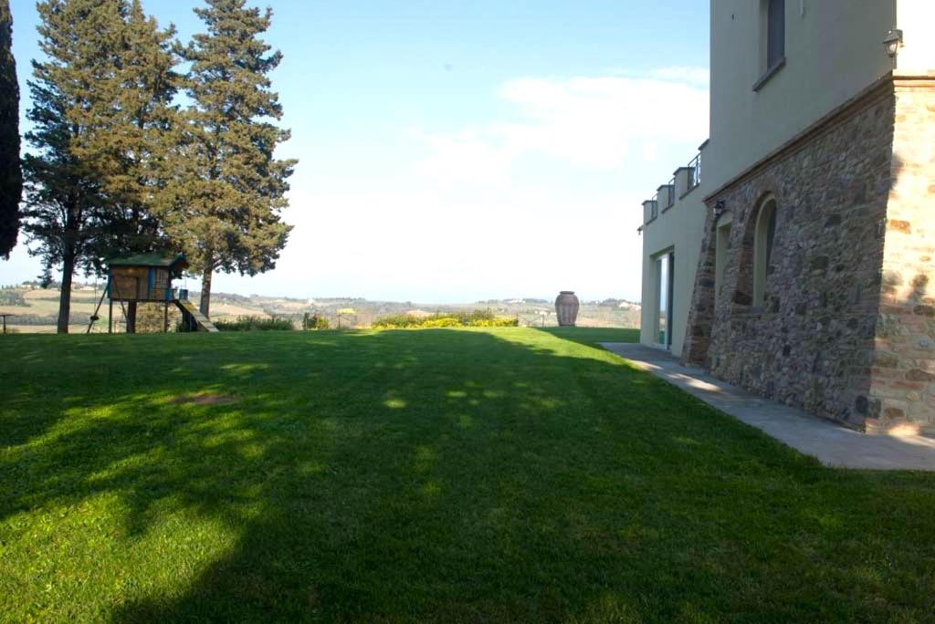 A garden outside Villa la torre