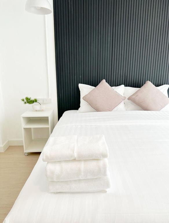 Giường trong phòng chung tại River Home Bangkok