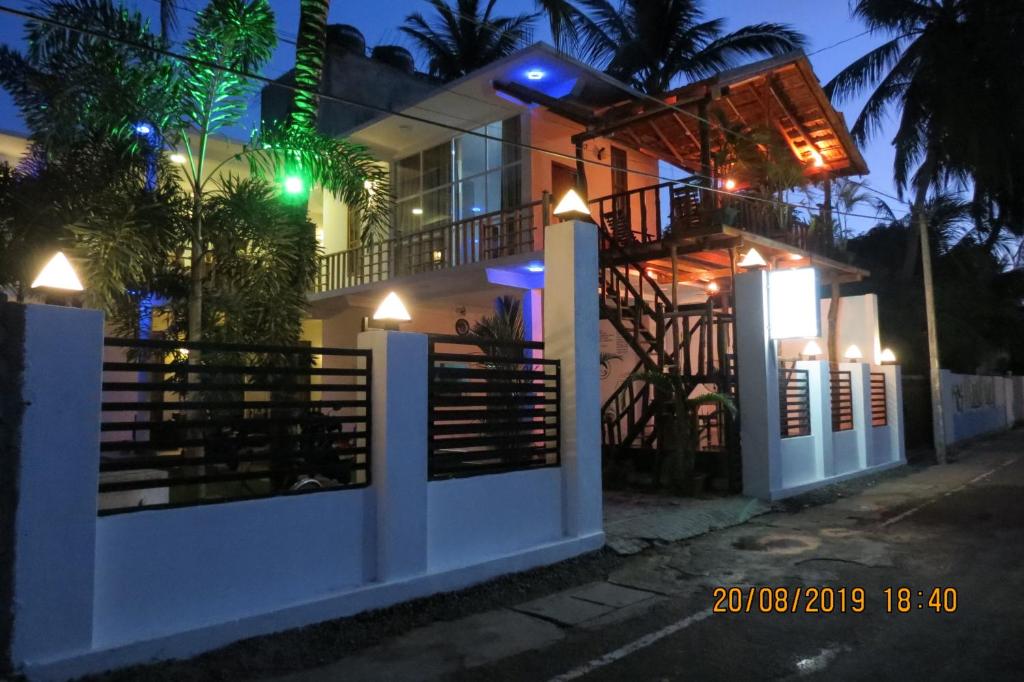 una casa con una puerta y luces en una calle en Green Ocean Bay en Arugam Bay