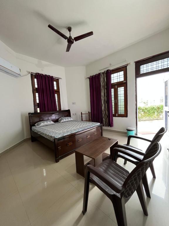 1 dormitorio con 1 cama, 1 mesa y 1 silla en Travel curiosity Homestay, en Alwar