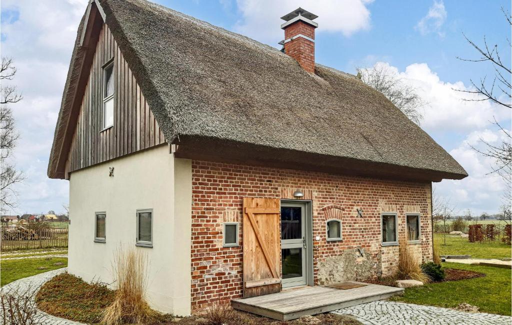 an old brick building with a thatched roof at 2 Bedroom Cozy Home In Warthe in Warthe