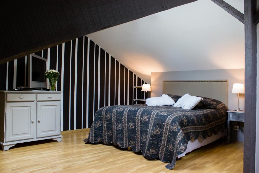 Кровать или кровати в номере Lequatorze