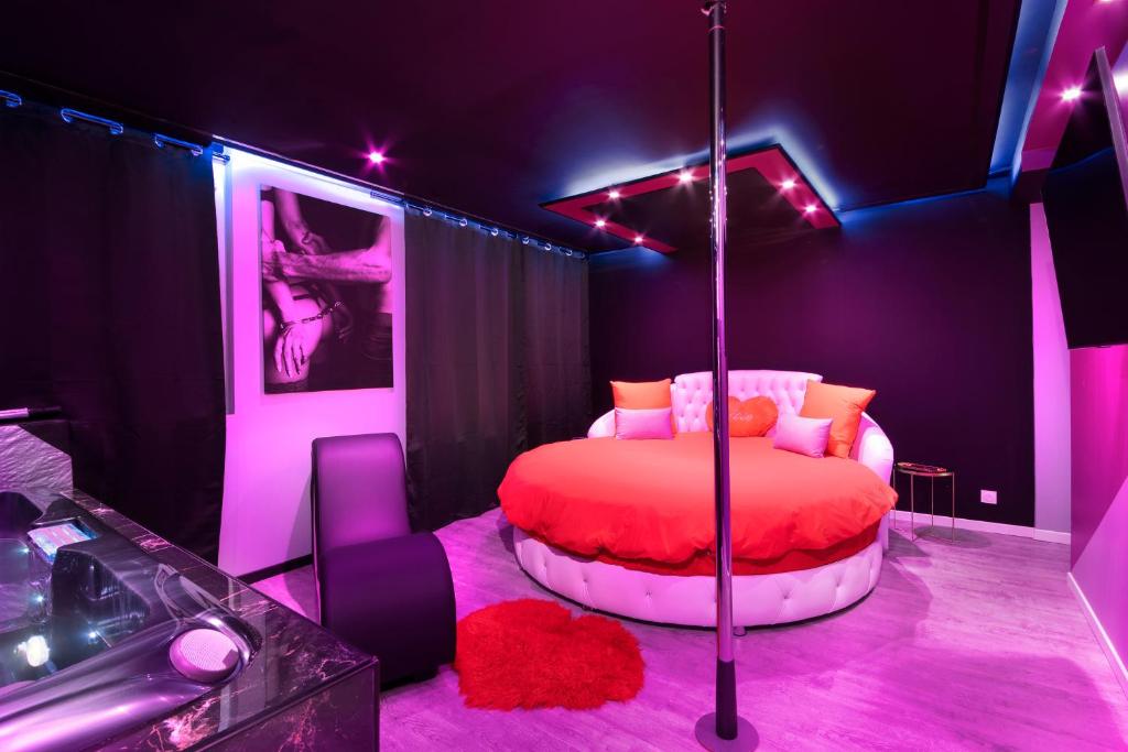 ein Schlafzimmer mit einem Bett in einem lila Zimmer in der Unterkunft Secret Night II in Toulouse