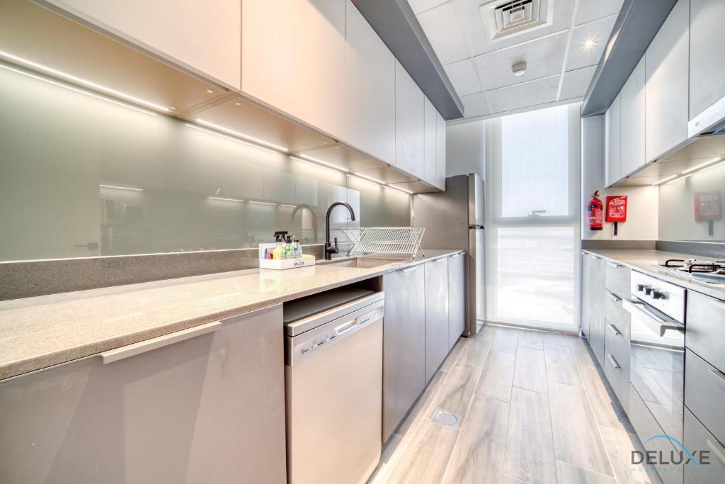 Kuchyň nebo kuchyňský kout v ubytování Tranquil 2BR with Assistant Room at Mesk 1 Midtown Dubai Production City by Deluxe Holiday Homes