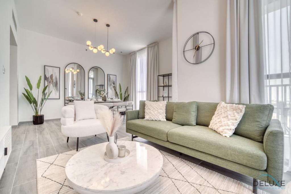 Posezení v ubytování Tranquil 2BR with Assistant Room at Mesk 1 Midtown Dubai Production City by Deluxe Holiday Homes
