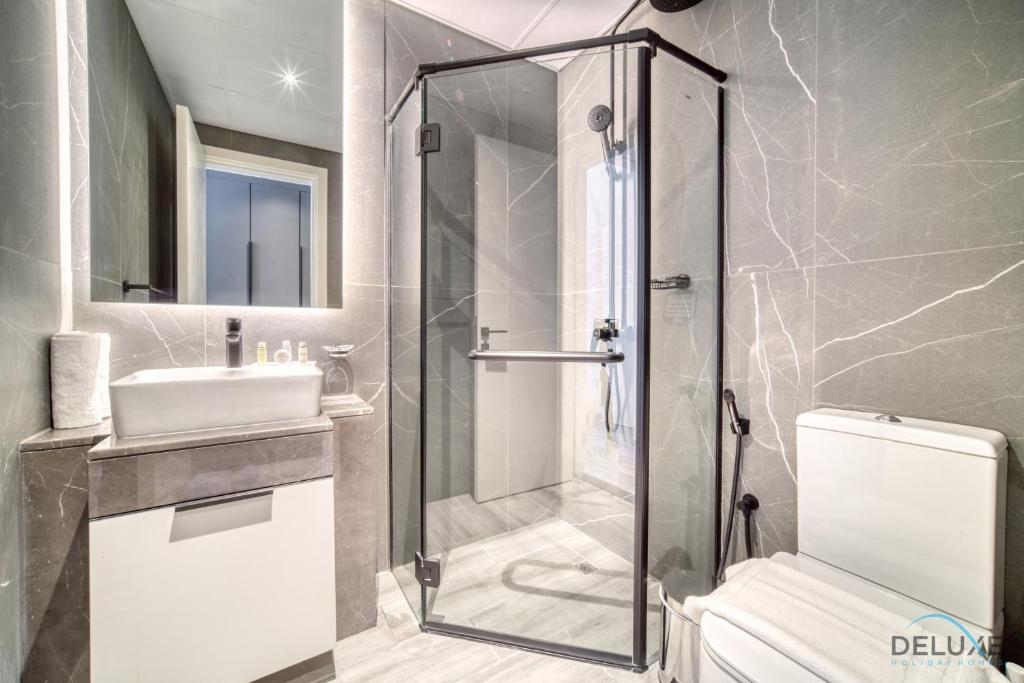 Koupelna v ubytování Tranquil 2BR with Assistant Room at Mesk 1 Midtown Dubai Production City by Deluxe Holiday Homes