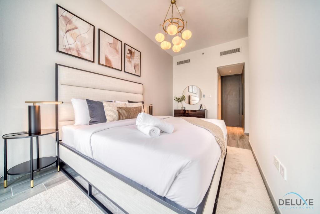 Postel nebo postele na pokoji v ubytování Tranquil 2BR with Assistant Room at Mesk 1 Midtown Dubai Production City by Deluxe Holiday Homes