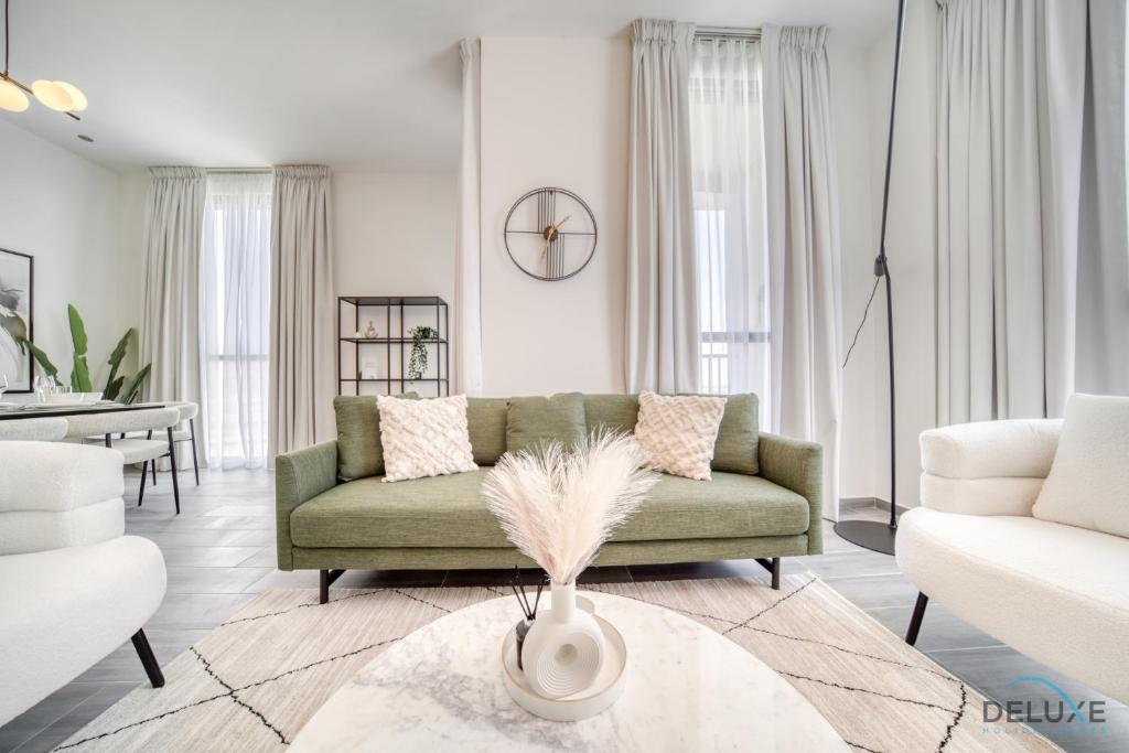 Posezení v ubytování Tranquil 2BR with Assistant Room at Mesk 1 Midtown Dubai Production City by Deluxe Holiday Homes