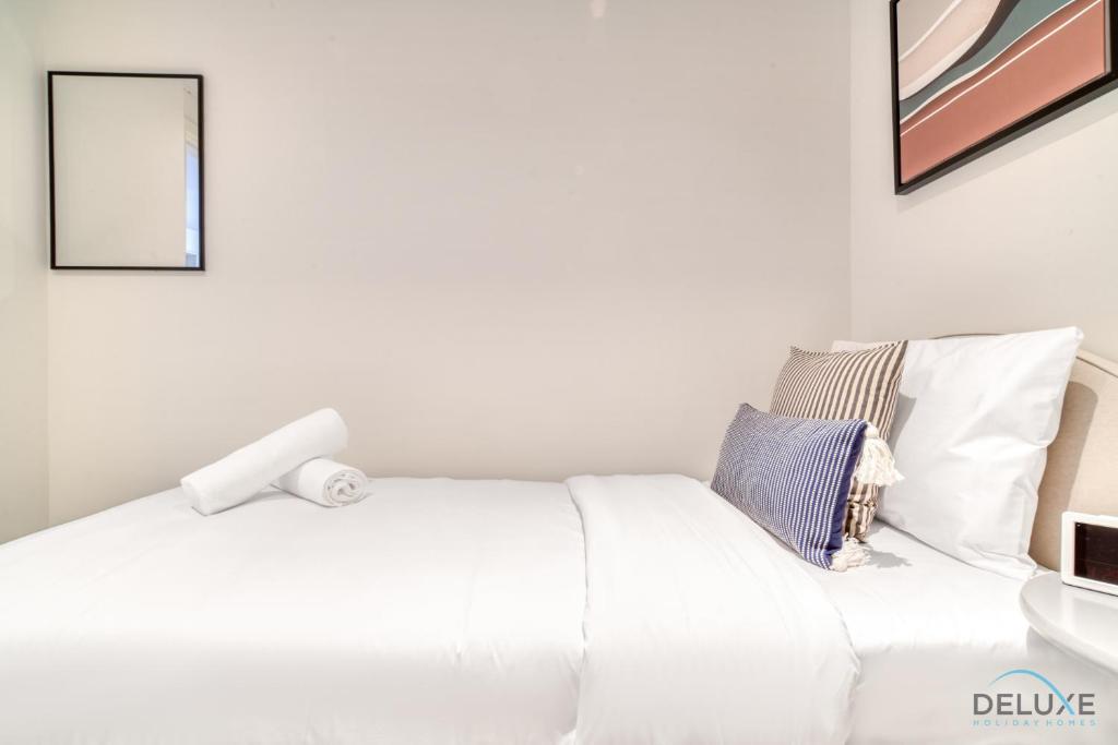 Postel nebo postele na pokoji v ubytování Tranquil 2BR with Assistant Room at Mesk 1 Midtown Dubai Production City by Deluxe Holiday Homes