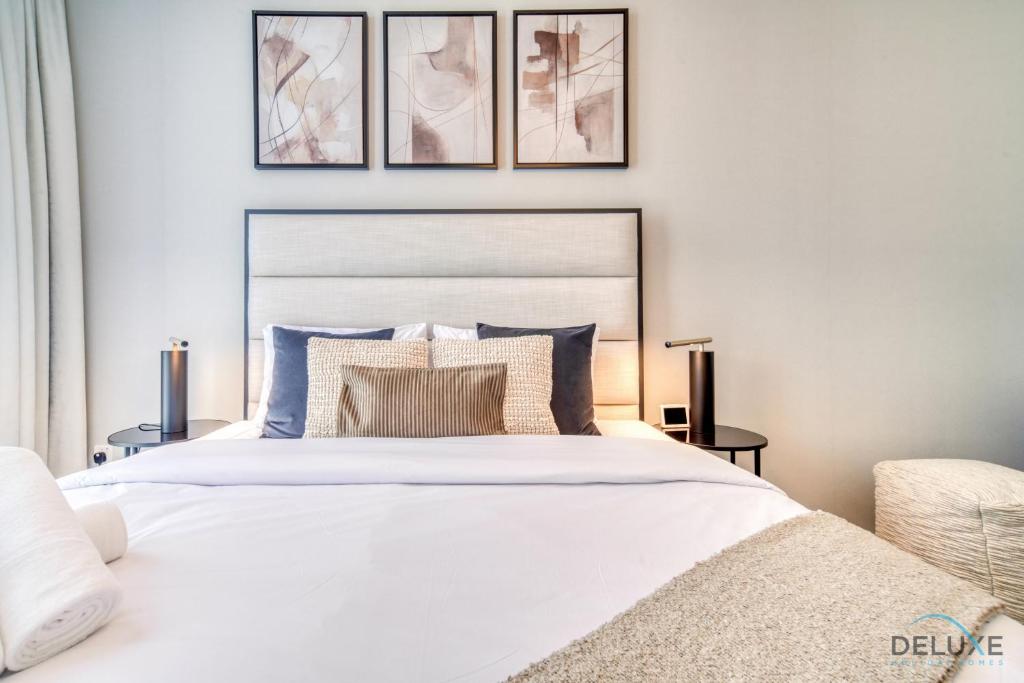Postel nebo postele na pokoji v ubytování Tranquil 2BR with Assistant Room at Mesk 1 Midtown Dubai Production City by Deluxe Holiday Homes