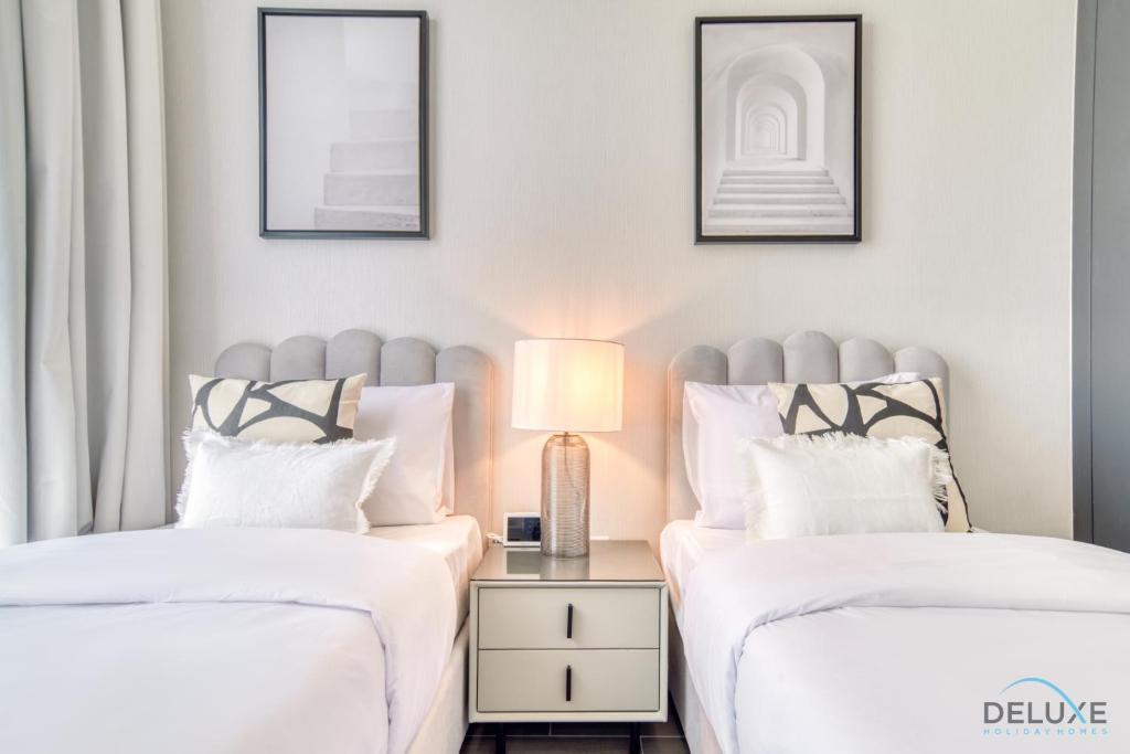 Postel nebo postele na pokoji v ubytování Tranquil 2BR with Assistant Room at Mesk 1 Midtown Dubai Production City by Deluxe Holiday Homes