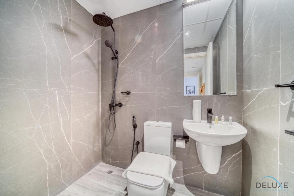 Koupelna v ubytování Tranquil 2BR with Assistant Room at Mesk 1 Midtown Dubai Production City by Deluxe Holiday Homes