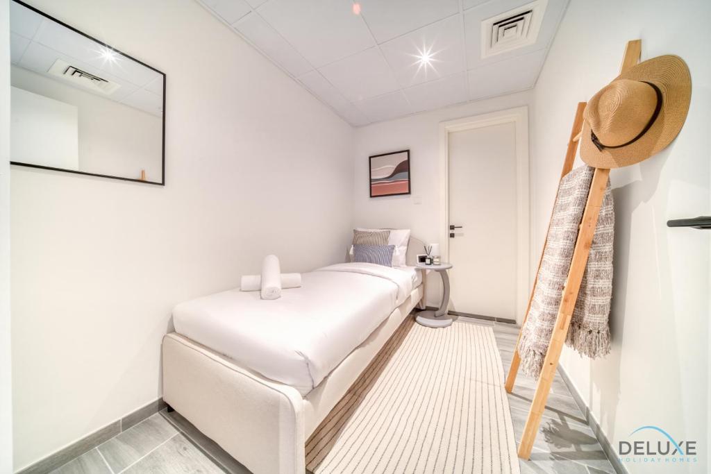 Postel nebo postele na pokoji v ubytování Tranquil 2BR with Assistant Room at Mesk 1 Midtown Dubai Production City by Deluxe Holiday Homes