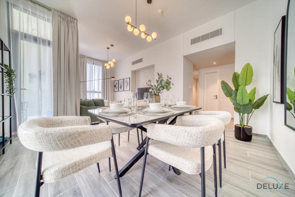 Posezení v ubytování Tranquil 2BR with Assistant Room at Mesk 1 Midtown Dubai Production City by Deluxe Holiday Homes