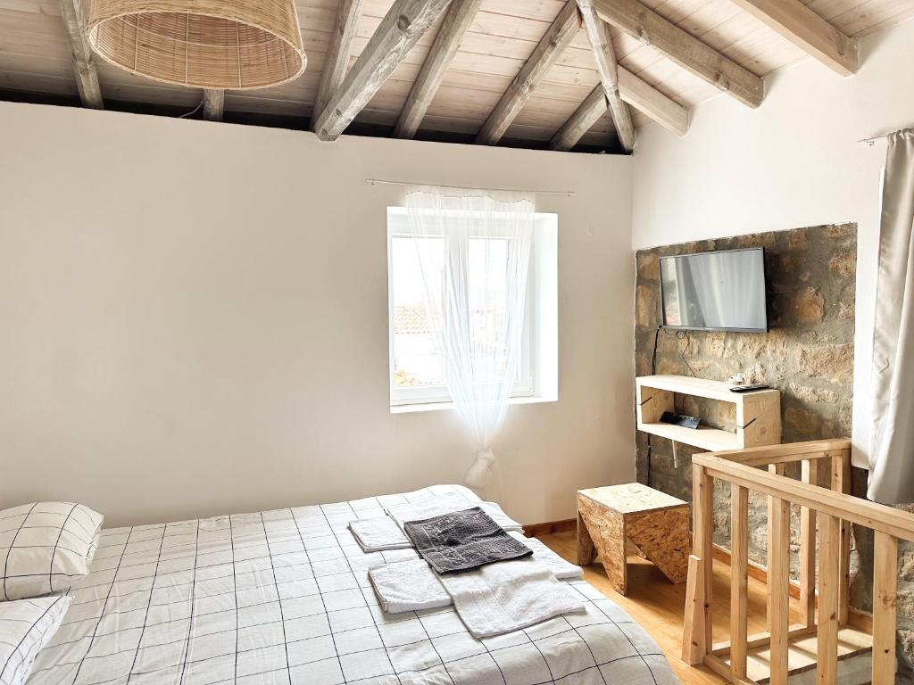 Posteľ alebo postele v izbe v ubytovaní Surf-themed stone house at Kalliopi