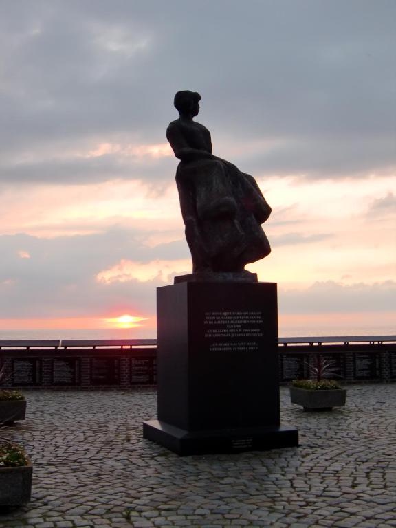 Východ nebo západ slunce při pohledu z kempu nebo okolí