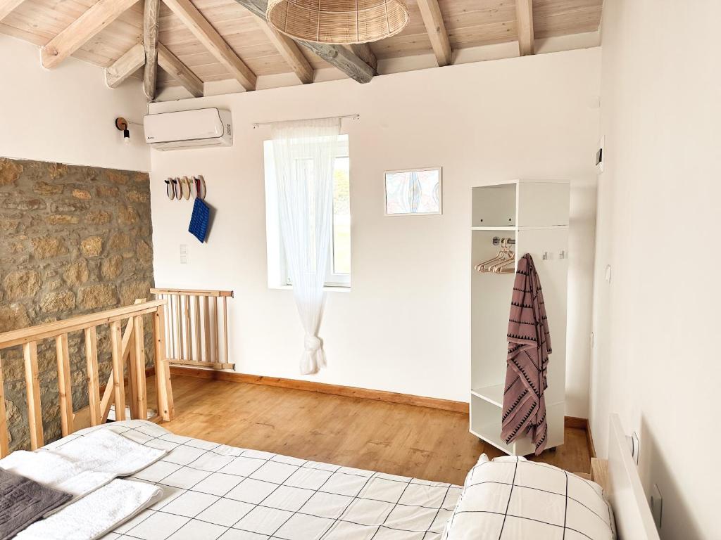 Posteľ alebo postele v izbe v ubytovaní Surf-themed stone house at Kalliopi