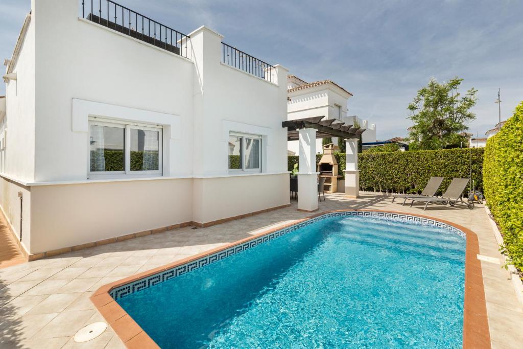 uma villa com uma piscina e uma casa em Casadeluxe Villa La Torre Lenguado em Torre-Pacheco