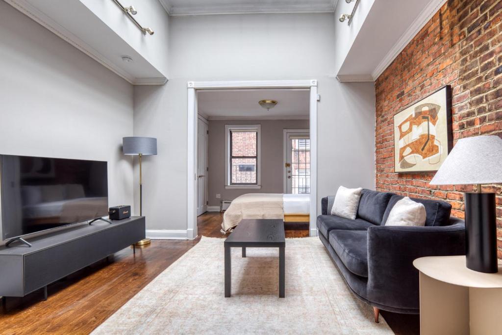 TV a/nebo společenská místnost v ubytování West Village 1br w skylight wd NYC-1028