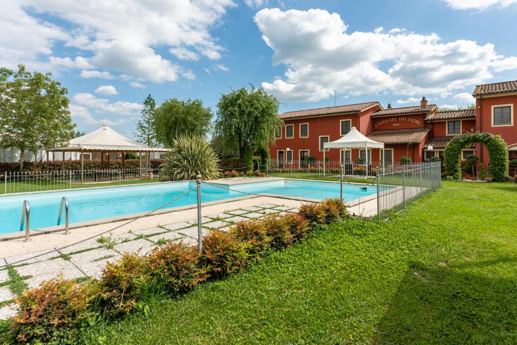 Bazén v ubytování Casolare dei Fiori - Mughetto nebo v jeho okolí