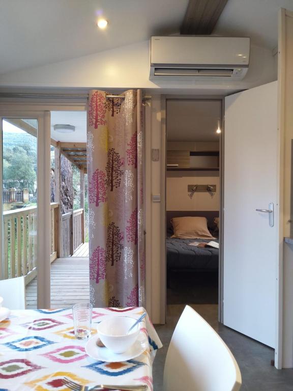 Kuchyň nebo kuchyňský kout v ubytování Camping TIKITI