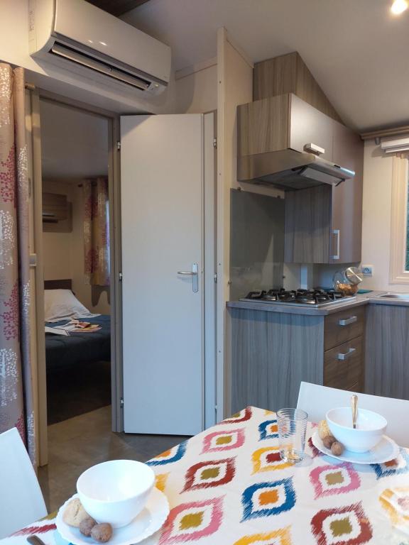 Kuchyň nebo kuchyňský kout v ubytování Camping TIKITI
