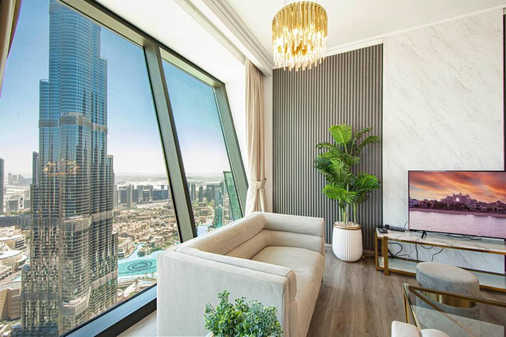 een woonkamer met uitzicht op de stad bij Magnificent New 3 BR with Stunning View to Burj Khalifa & Fountain view in Dubai