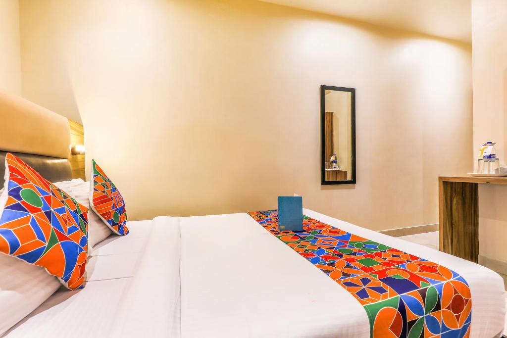 Postel nebo postele na pokoji v ubytování FabHotel Liwa International - Nr Mumbai International Airport