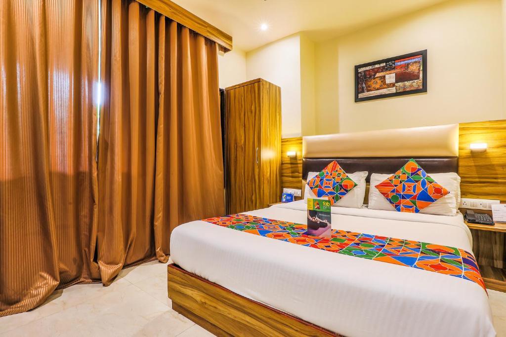 Postel nebo postele na pokoji v ubytování FabHotel Liwa International - Nr Mumbai International Airport