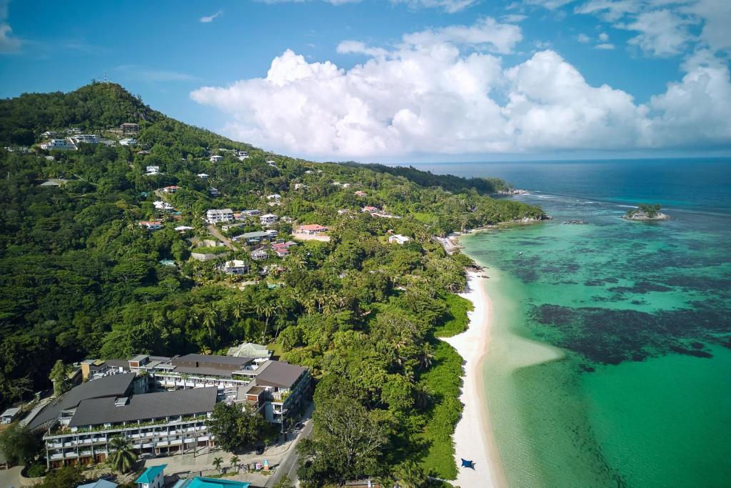 uma vista aérea de uma praia e do oceano em laïla, Seychelles, a Marriott Tribute Portfolio Resort em Mahé