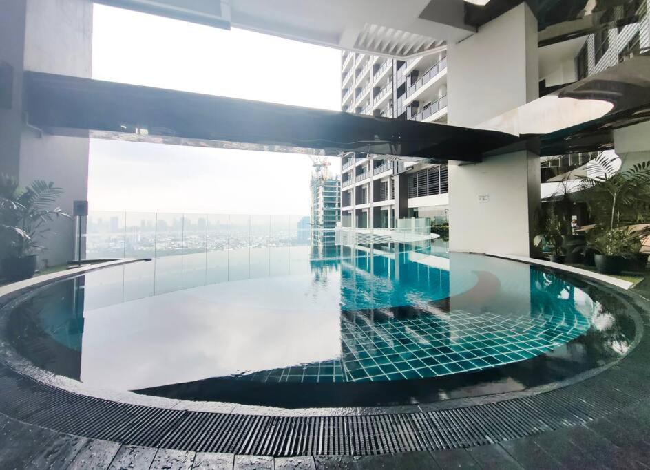 een zwembad in het midden van een gebouw bij Gramercy Residences Sunset View Condo 1 Bedroom Flat in Manilla