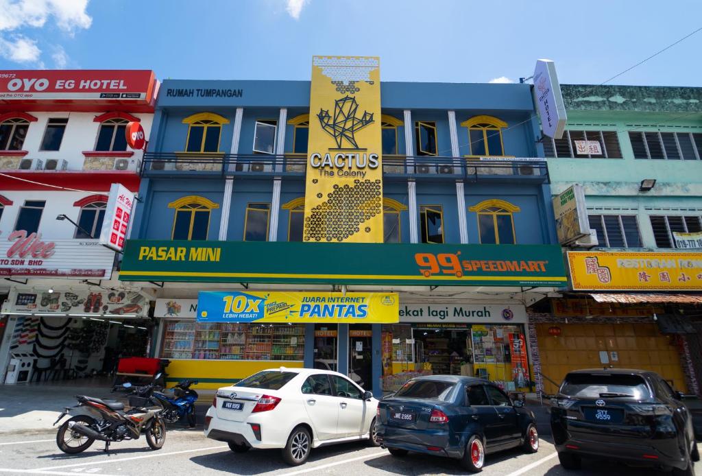 Supermarket nebo jiné obchody v  hotelu nebo okolí