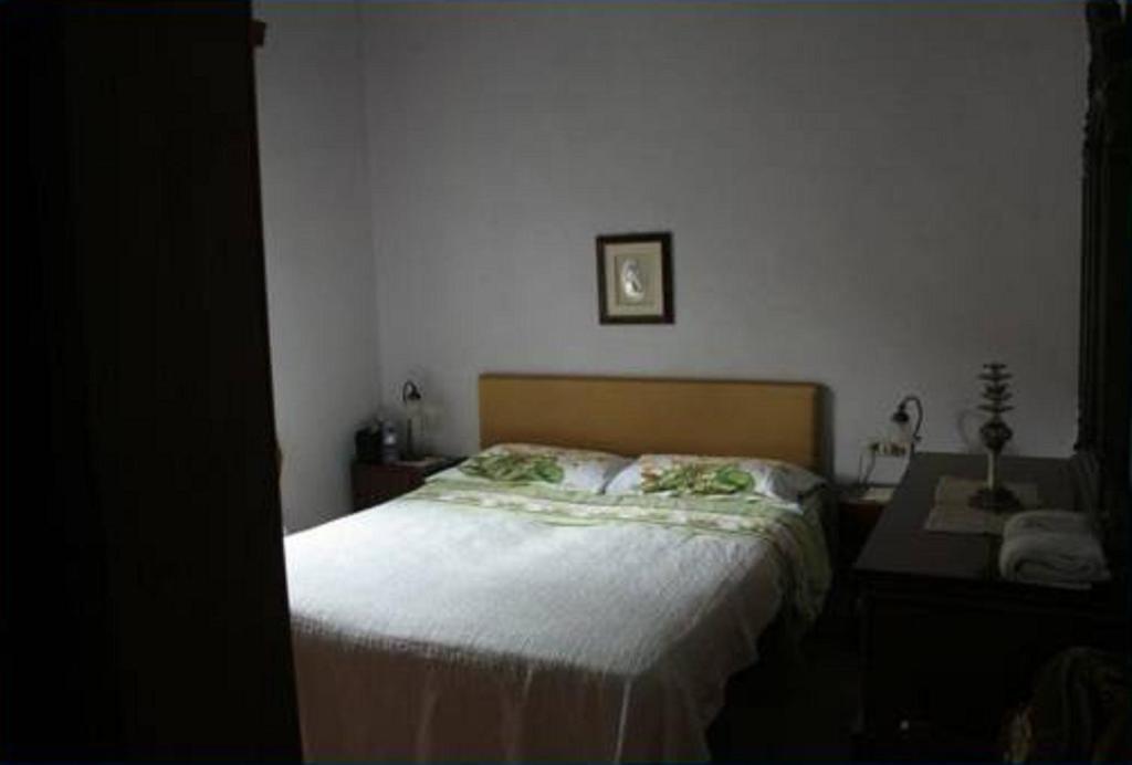 ポモンテにあるVillino Olivaのベッドルーム1室(ベッド1台、デスク、ベッドサイドシックスシックス付)