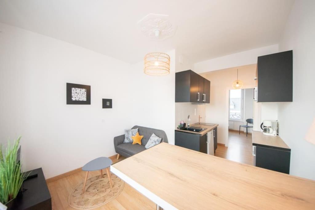 une cuisine et un salon avec une table dans une pièce dans l'établissement Superbe appartement 2 pièces avec vue mer - Brest, à Brest