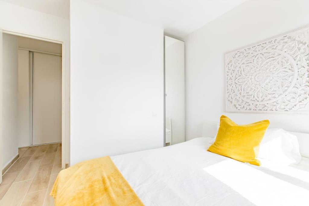 Posteľ alebo postele v izbe v ubytovaní Private room in renovated apartment - Tram 1 min walk