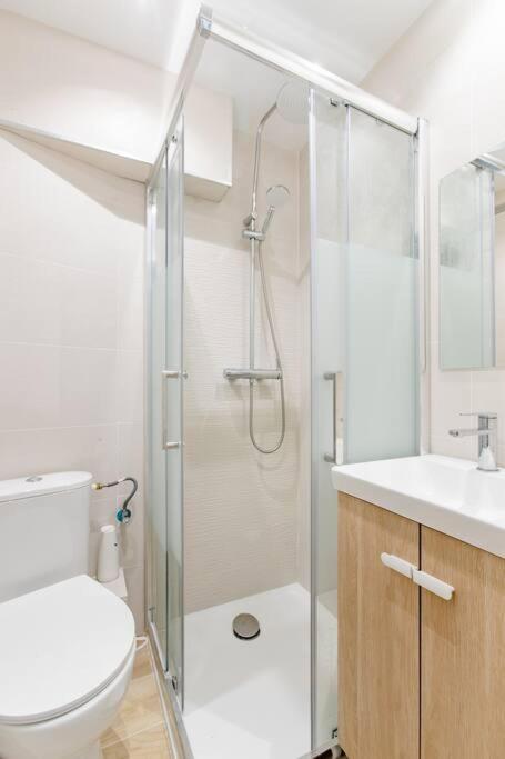 Kúpeľňa v ubytovaní Private room in renovated apartment - Tram 1 min walk